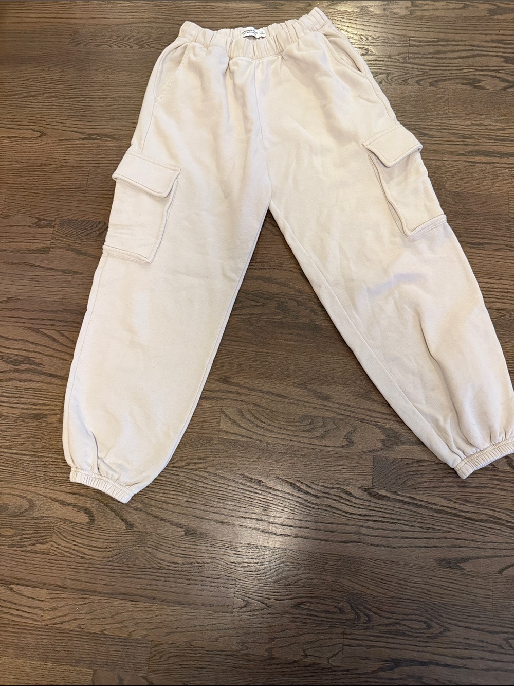 Abercrombie & Fitch Women’s Cream Cargo sweatpants with elastic bottom.